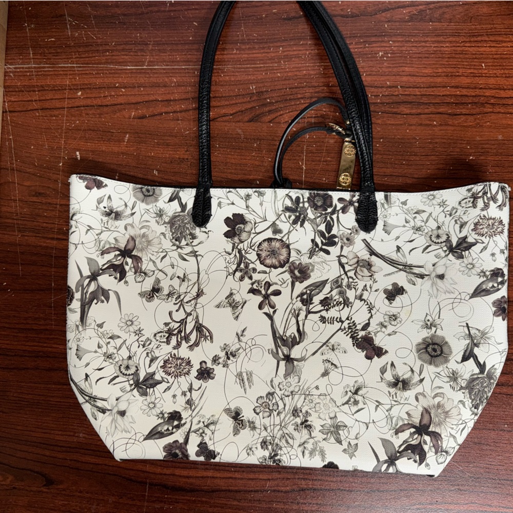 Reversible tote
